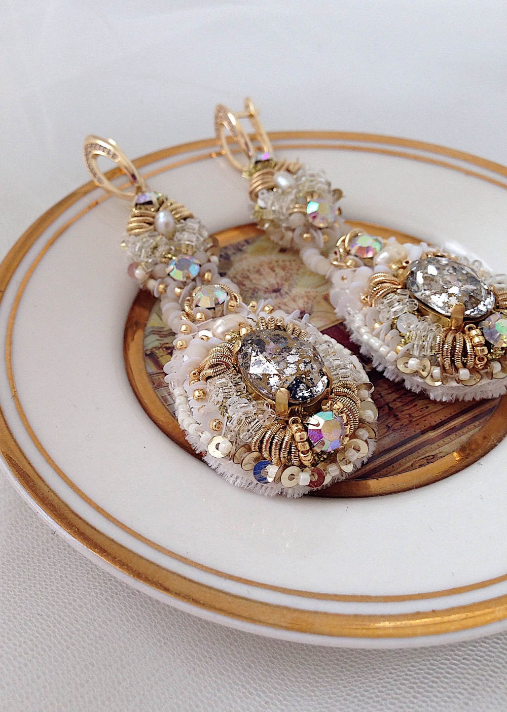 Длинные серьги с ювелирными кристаллами Сваровски, позолоченной фурнитурой, итальянскими пайэтками, винтажным бисером и канителью 